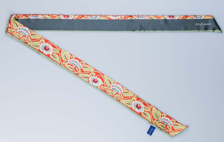 “领秀猪”160x6厘米小丝巾